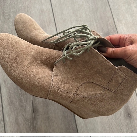 NINE West nude suede lace up wedge bootie size 8.5 - Picture 9 of 10